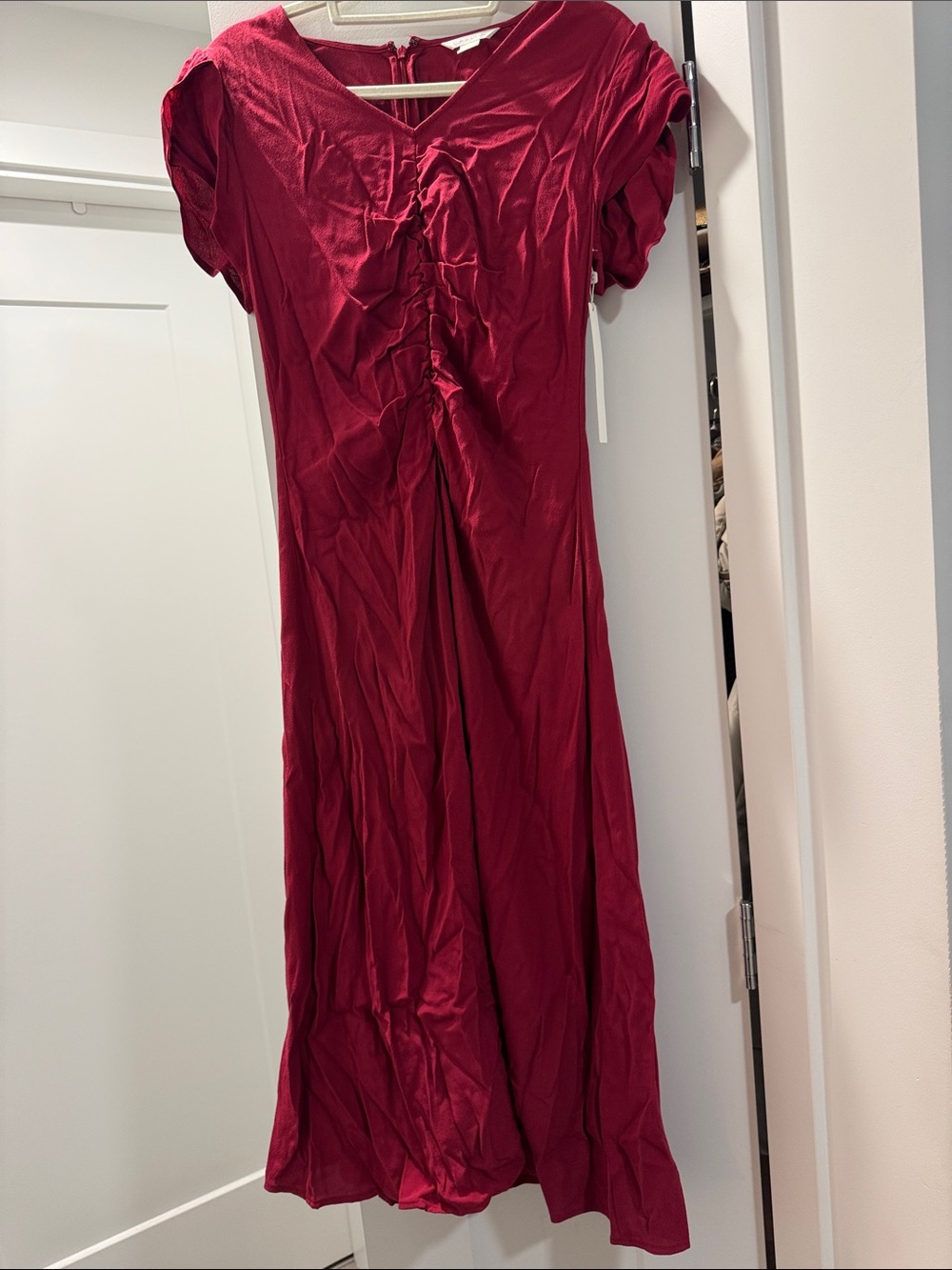 New Nordstrom-Caslon Ruched V-Neck Midi Dress in Wine Red!!